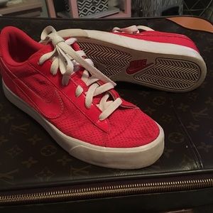 Woman’s Nike tennis shoes